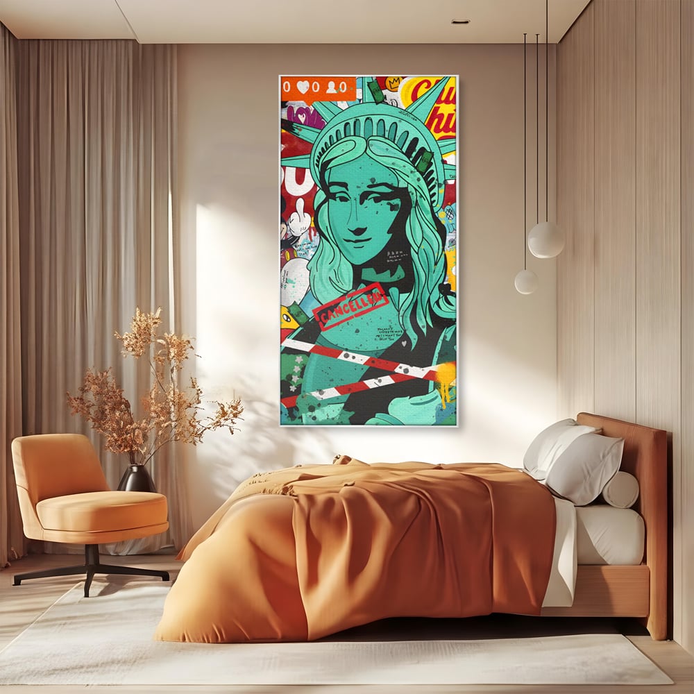 Tablou canvas cu tablou canvas cu statuia libertatii in stil grafitti, in rama de aluminiu argintiu, pe perete intr-un dormitor